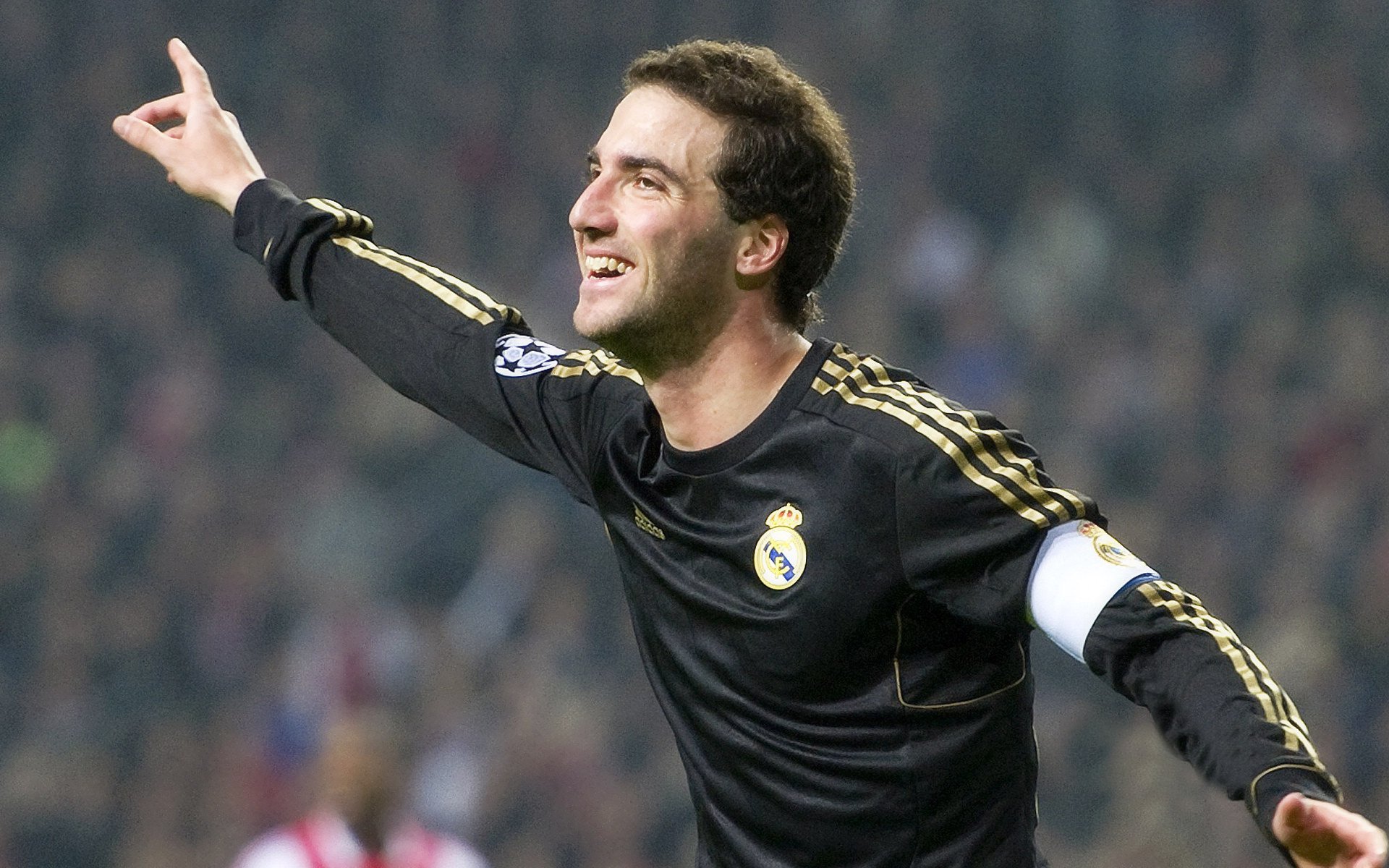 比赛中战术调整的典范：换人和变阵的魔法，球赛换人