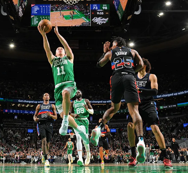 爱游戏体育：凯尔特人队季前赛：普里查德展现防守技巧，争夺轮换位置的简单介绍